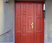 Dom wielorodzinny Topolowa (drzwi sosnowe kolor mahoń classic)